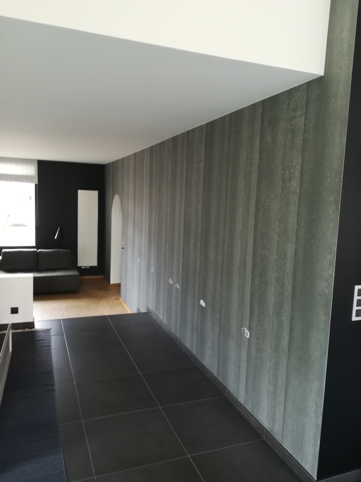 Vakman plaatst behangpapier nauwkeurig op muur